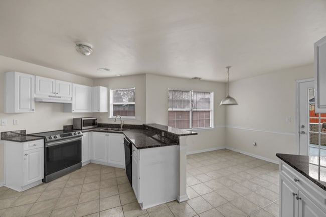 Building Photo - 3136 Sacramento Dr