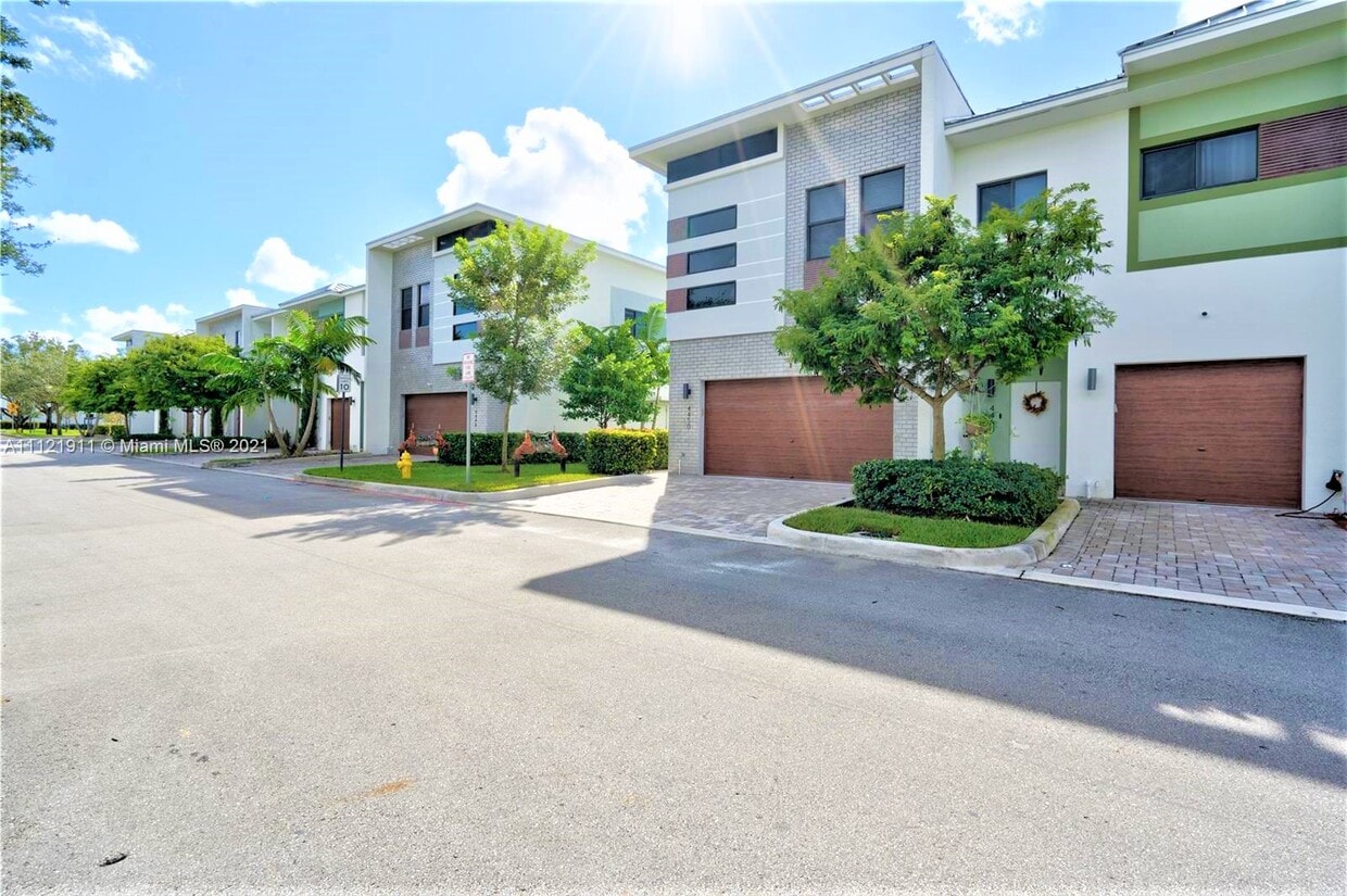 4450 NW 8th Ct, Plantation, FL 33317 Townhome Rentals in Plantation FL