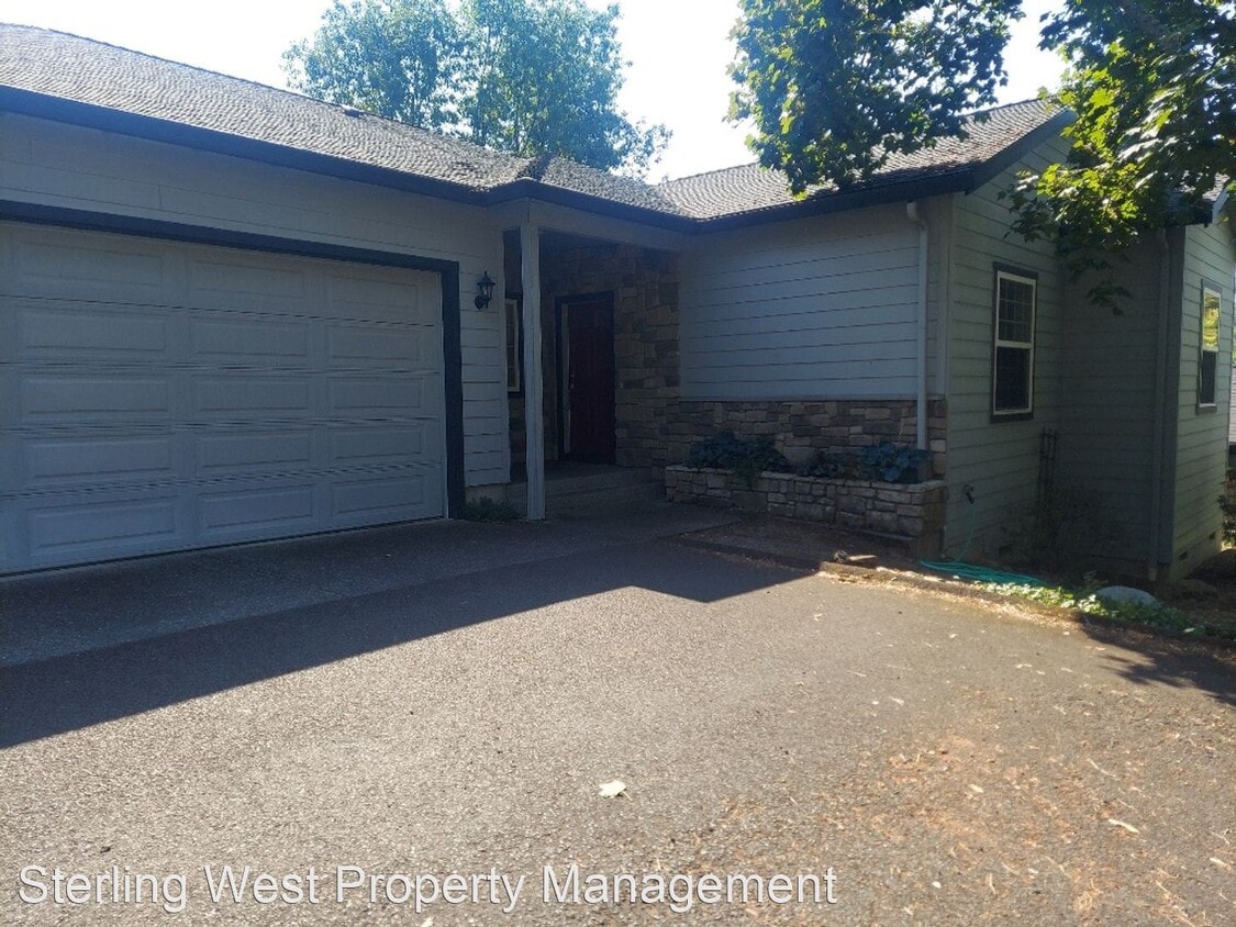 3 br, 2 bath House 2526 Lyman Ave House for Rent in Medford, OR