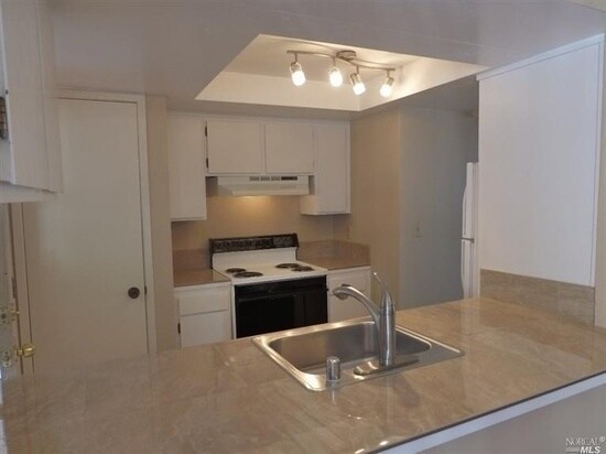 Foto del edificio - Updated Condo in Centrally located Napa Complex