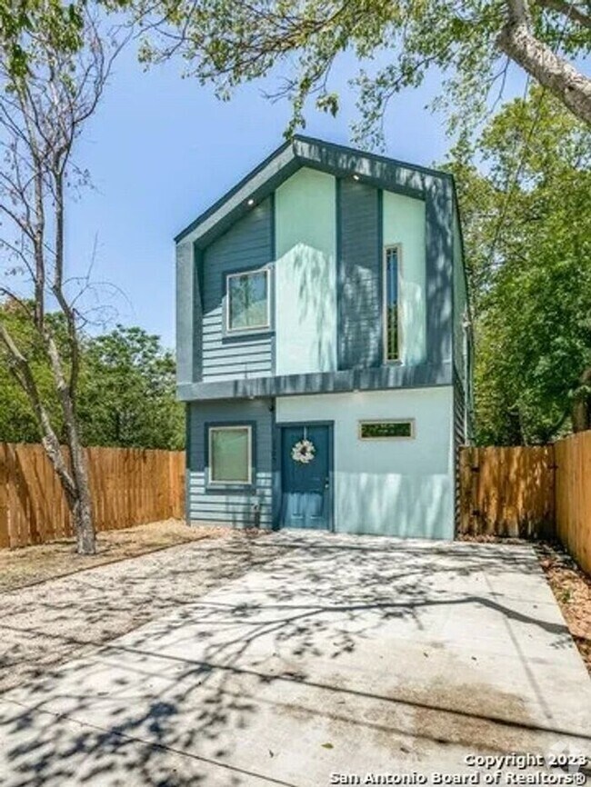 Building Photo - 1105 Torreon St