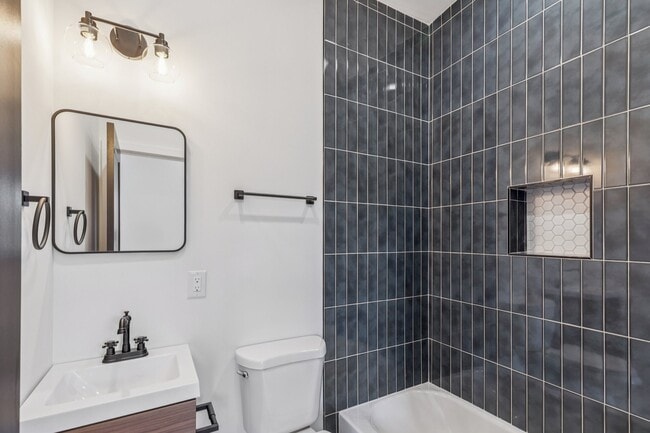Full bathroom 1 - 1342 S Stanley St Townhome