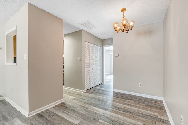 Foto del edificio - Call Sabrina Thomas at 757-767-0767 for more information
