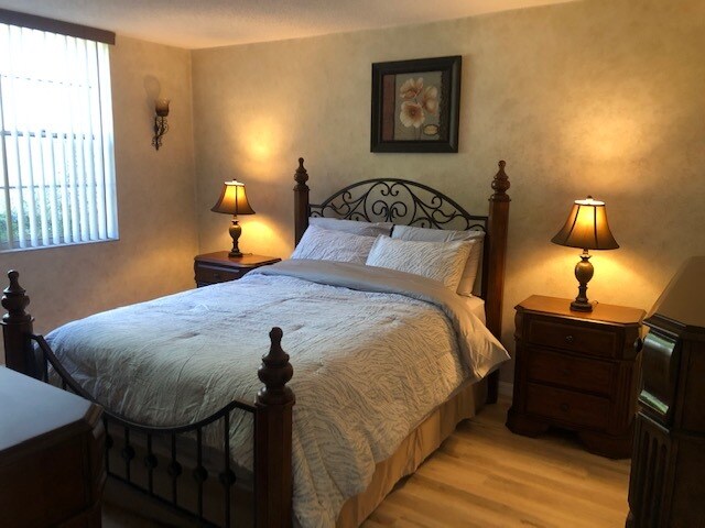 Fotografía del edificio - 9325 Lagoon Pl