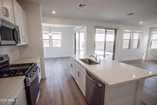 Foto del edificio - 21326 W Roanoke Ave