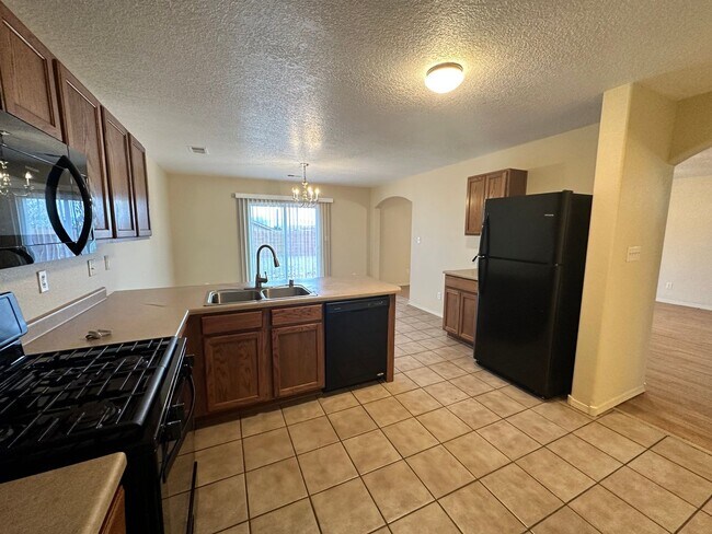 Foto del edificio - Spacious 4 bed 2.5 bath 3 car garage MOVE ...