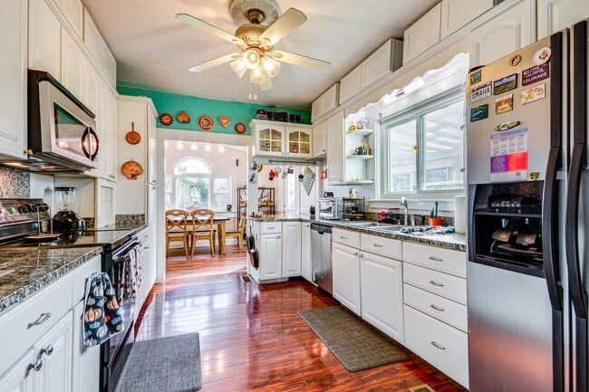 Foto del edificio - 4 Bed • 2 Bath Furnished Home – Utilities Included