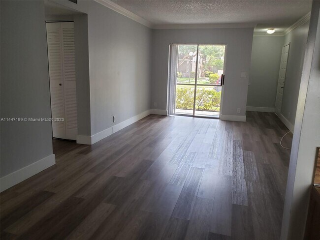 Foto del edificio - 512 Gardens Dr