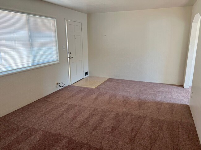 Foto del edificio - CHARMING 1bd/1ba DUPLEX TUCKED AWAY OFFTHE...