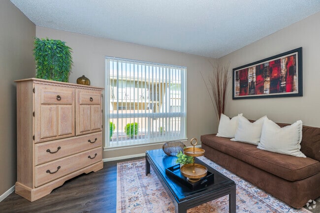 1BR, 1BA - 648SF - Living Room - North Park Apartments