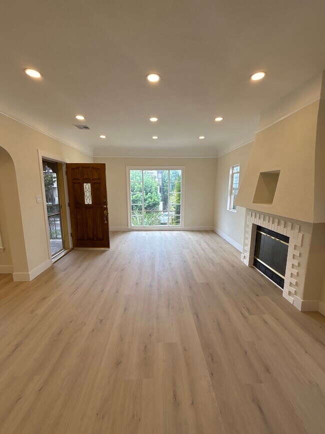 Espaciosa sala de estar abierta con mucha iluminación. - 1062 S Shenandoah St