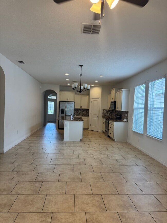 Building Photo - SPACIOUS 4BR/2BA IN THE SAINT CLOUD AREA