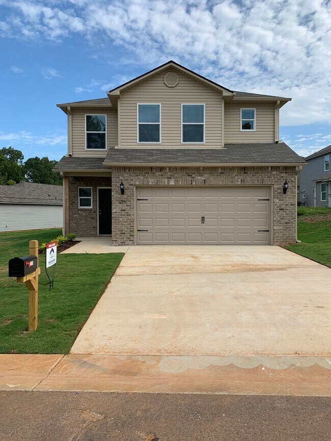 Building Photo - *Pre-leasing* Three Bedroom | Two Bath Hom...