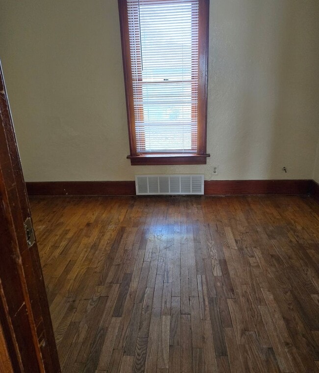 Foto del edificio - 1829 Norman Ave