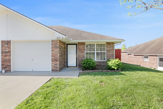 Building Photo - All one level, all electric Duplex in Oak ...