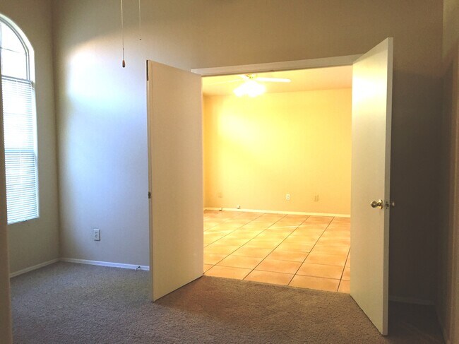 Foto del edificio - 741 W Hackamore St