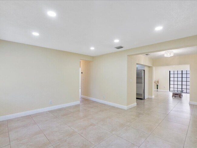 Sala de estar - 6470 SW 38th St
