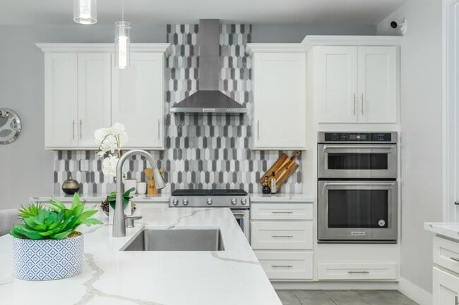 Building Photo - Charming 3-Bedroom Home in Folsom with Mod...