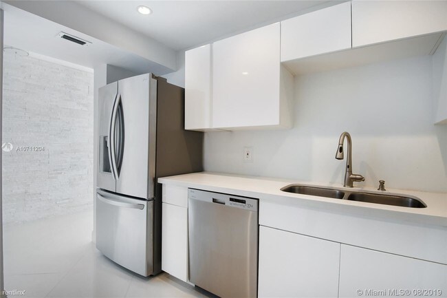Foto del edificio - 1 br, 1.5 bath  - South Bay Club Condo