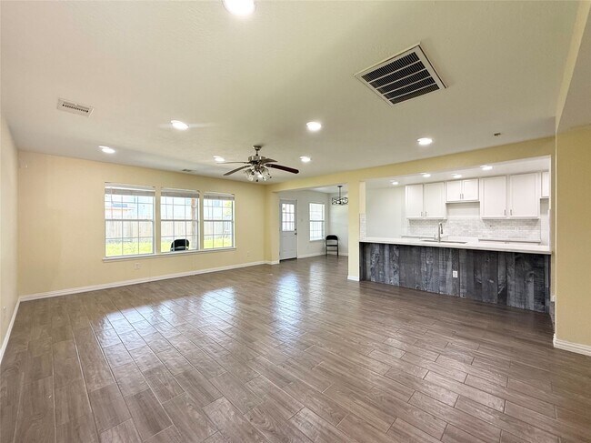 Foto del edificio - 910 Staffordale Manor Ln