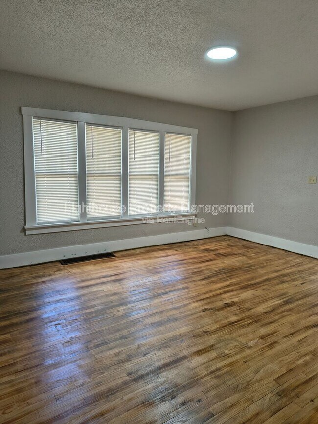 Foto del edificio - 3040 Temple St