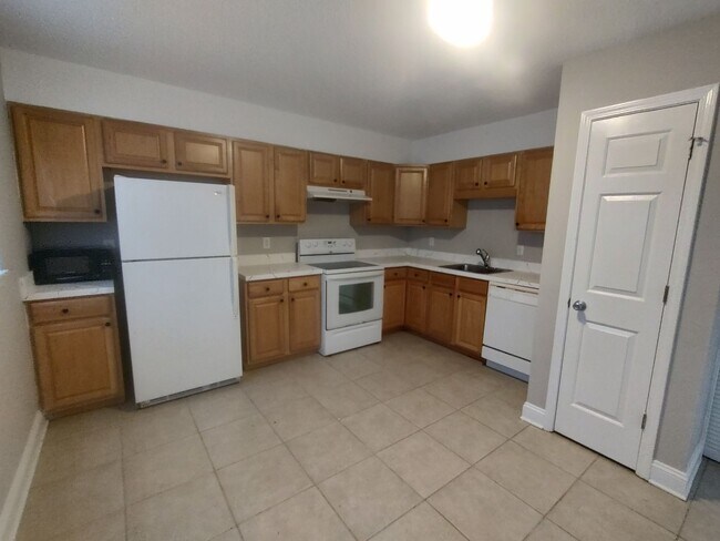 Foto del edificio - Spacious 2BD/2.5BA Townhome super close to CCU, HGTC, and CMC!