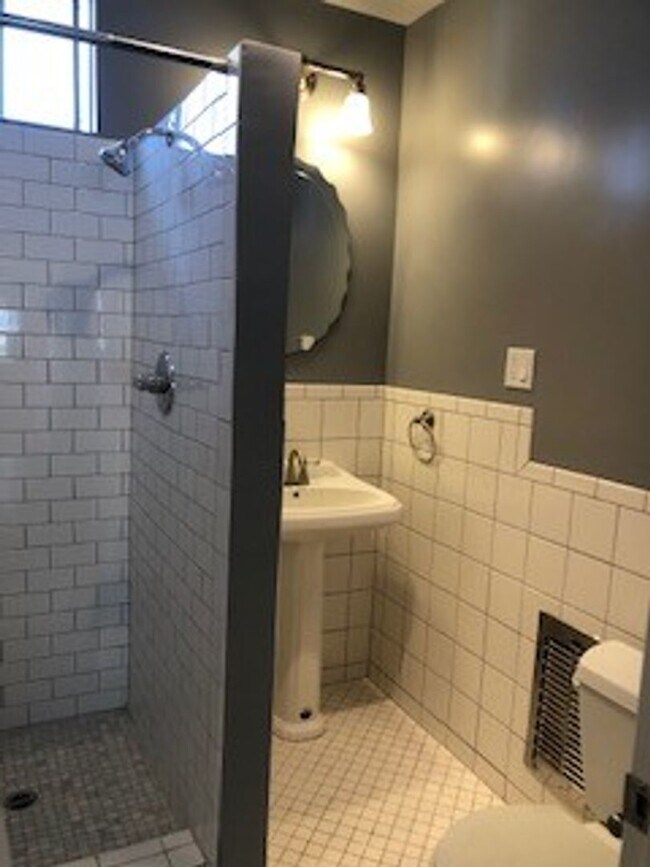 Building Photo - Available 11/5/24(Do Not Disturb Tenants) ...