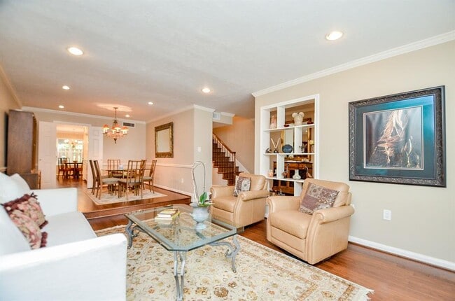 Building Photo - 8972 Chatsworth Dr