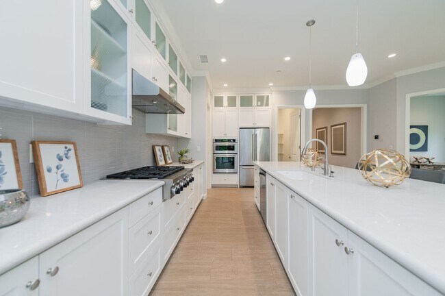 Foto del edificio - Fully Renovated 2 Bed, 2.5 Bath + Den Single Story Home Available NOW in Eastwood Village in Irvine!