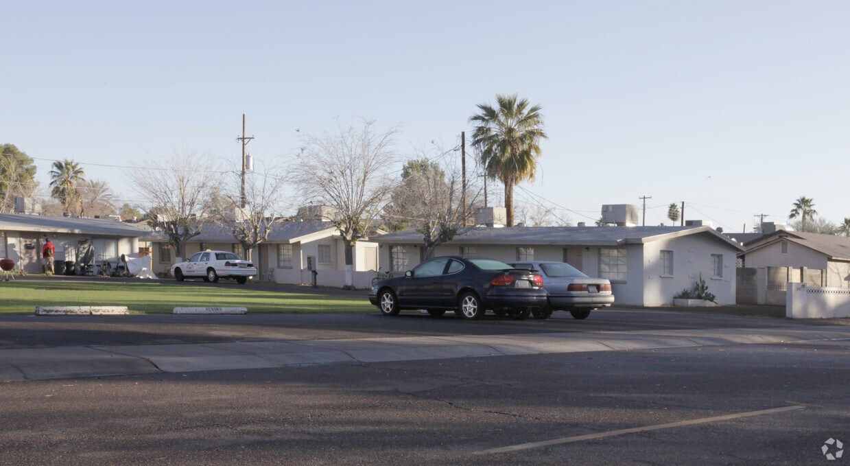 Building Photo - 2546 W Orangewood Ave