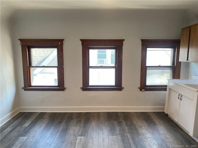 Building Photo - 212 Maple St