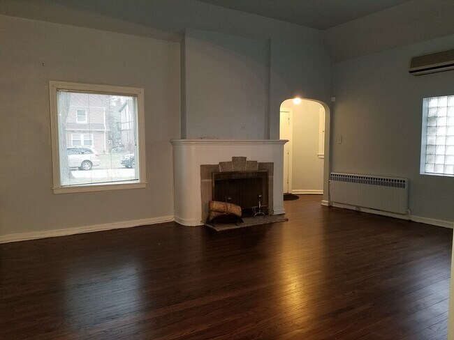 Building Photo - 6826 N Knox Ave