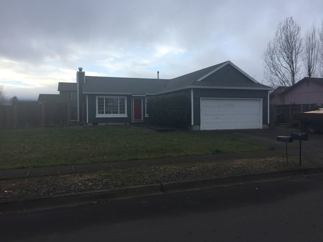 Primary Photo - 3 br, 2 bath House - 395 S. Magnolia St