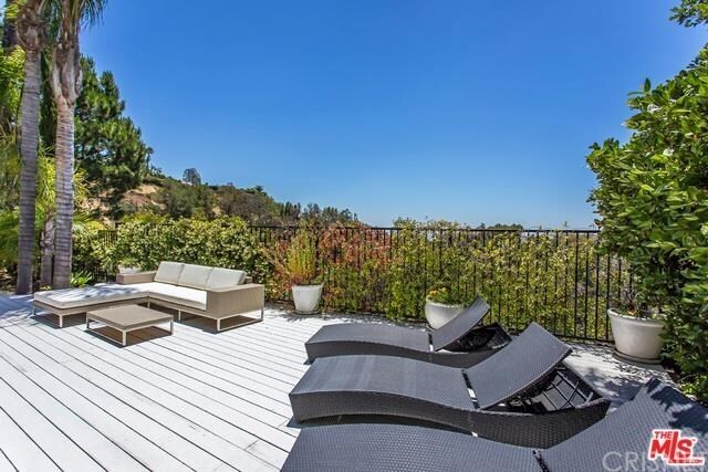 Building Photo - 7218 Mulholland Dr