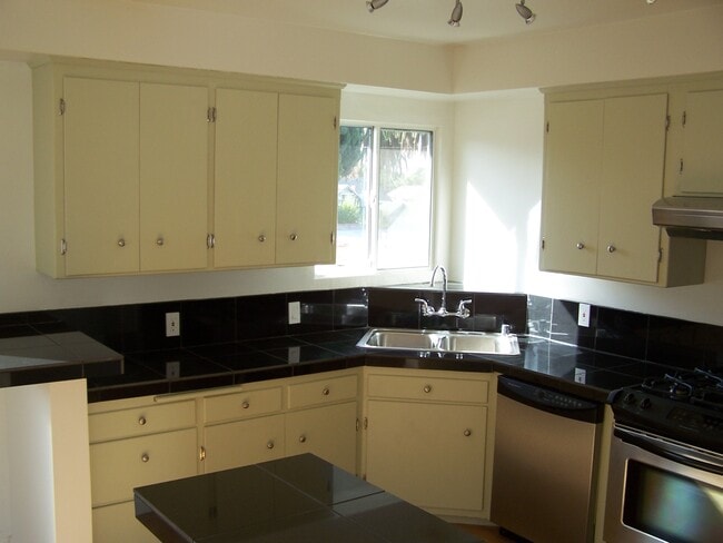 Building Photo - 4568 Finley Ave