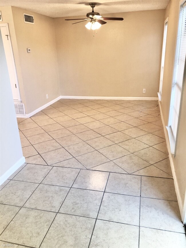 Building Photo - 2 br, 1.5 bath  - 10573 Starcrest Dr