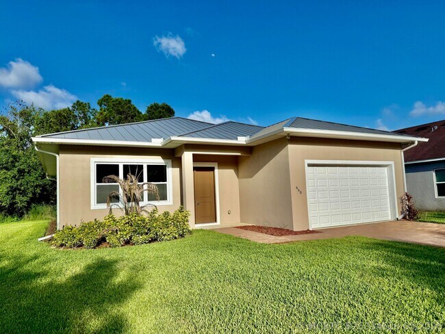 Building Photo - 660 NE Moss Rose Pl