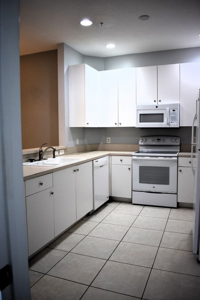 Building Photo - Amazing Location In Tequesta Florida