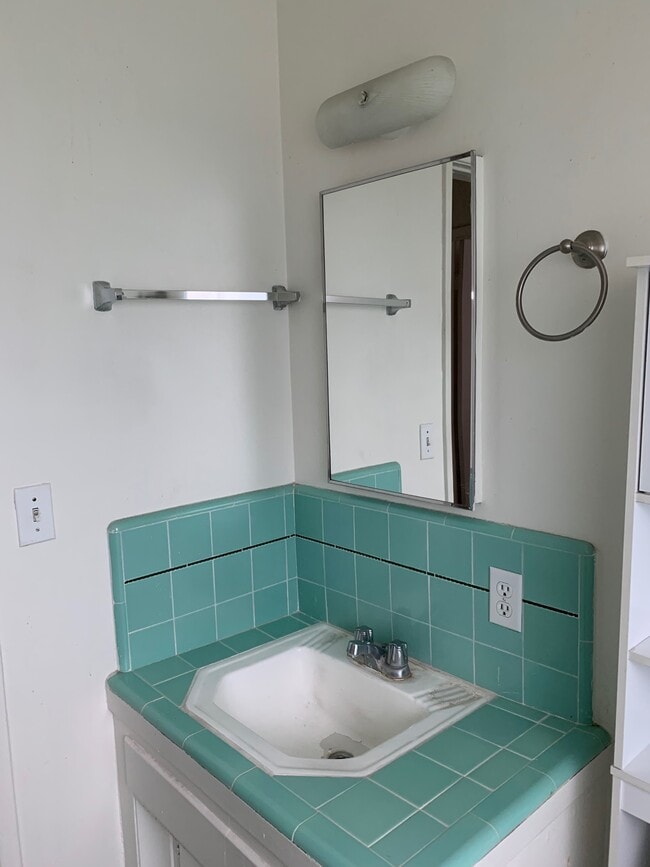 bathroom - 240 N Hollywood Way