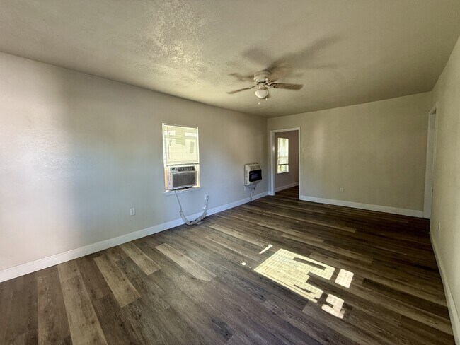 Building Photo - 914 W Vinita Ave