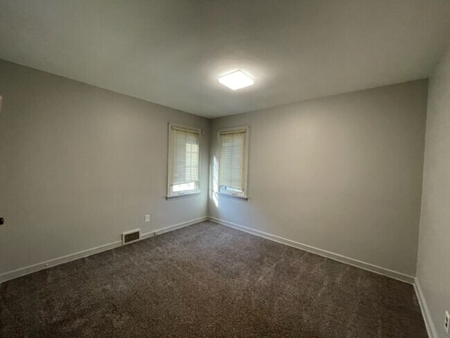 Foto del edificio - Ranch with Newer Roof & Central AC