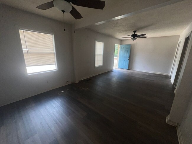 Building Photo - 2 bedroom 1 bathroom home