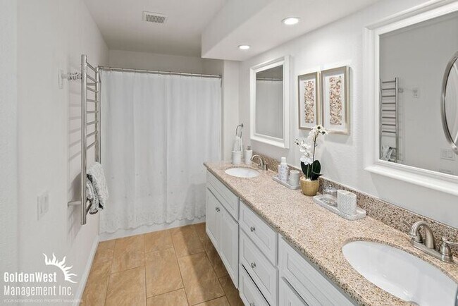 Foto del edificio - Bright and Modern 2Bdm 2Ba Townhome with Private Patio in Scripps Ranch!