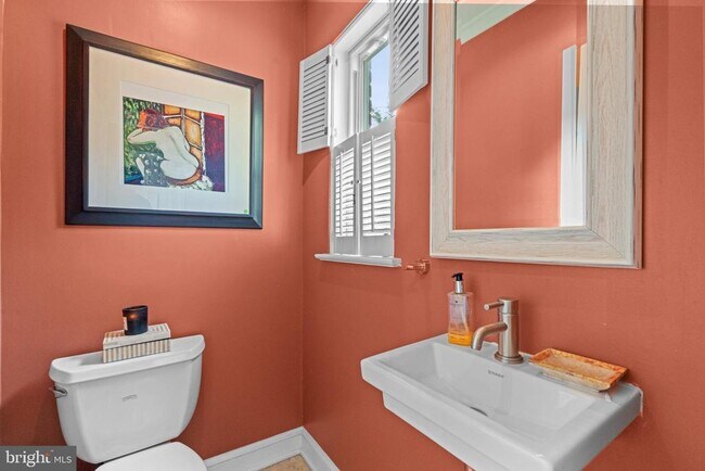 Foto del edificio - 4317 Warren St NW
