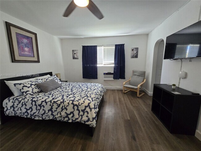 Foto del edificio - 2305 Monroe St