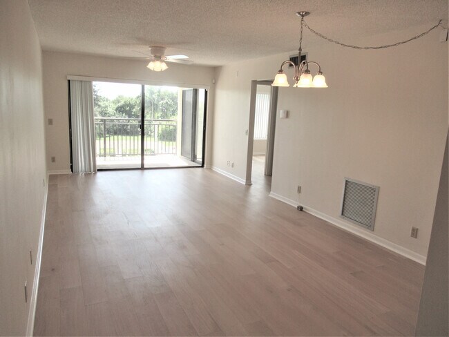 Foto del edificio - Water/Pool Front 2/2 Annual Unfurnished Condo 3rd  Floor Villa Palma Del Mar