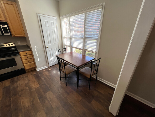 Foto del edificio - Room in Townhome on Governors Dr