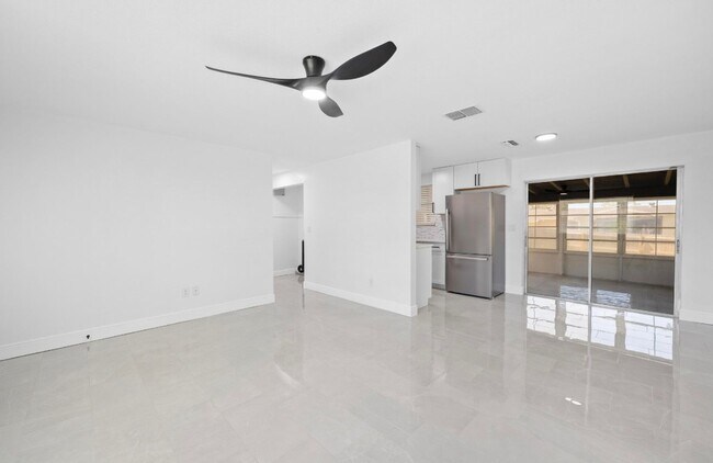 Foto del edificio - Renovated 3 bedroom 1 Bathroom fenced yard...