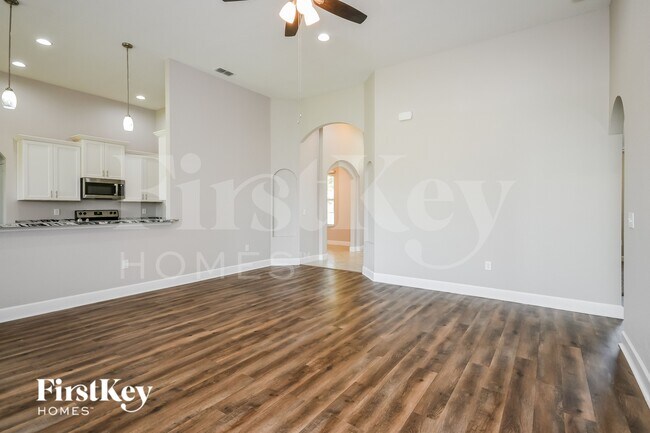 Building Photo - 321 Lake Mariana Pl