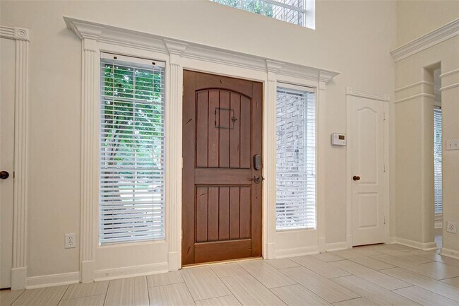 Building Photo - 2115 Foreland Dr